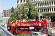 Málaga, invadida por turistas de cruceros Imagen de un bus turístico de Málaga
